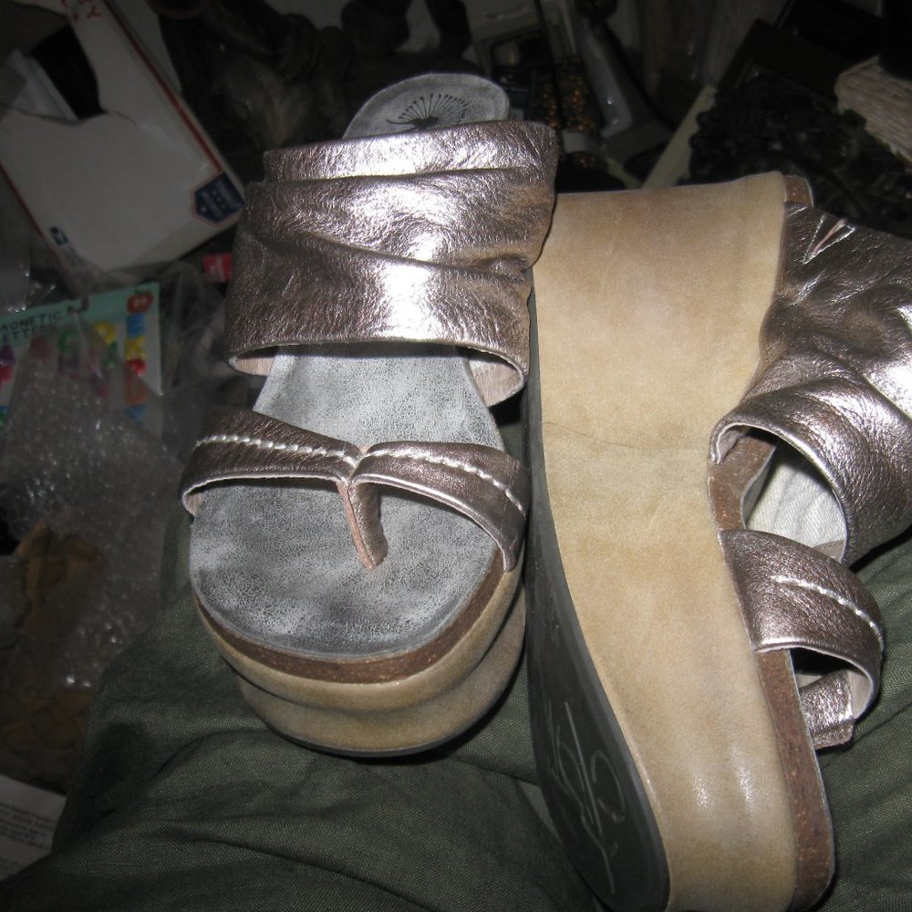 SILVER OTBT BRAND THONG 3.5 IN.  HEEL SLIP ON WEDGE SANDAL/HEELS SZ 10